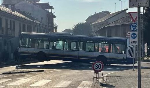 Il bus incastrato sulla rotondina (foto da Facebook)