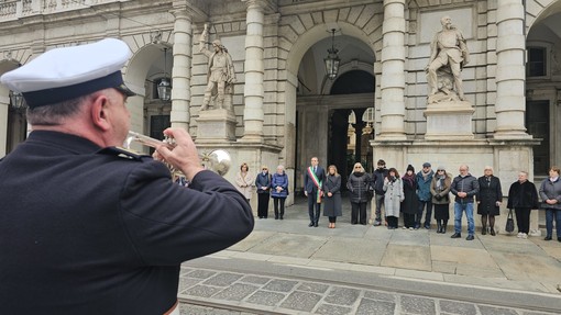 Un momento della commemorazione davanti a Palazzo Civico