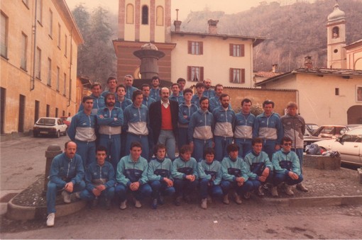 L’Atletica Cavour nel 1987 con al centro Franco Arese campione europeo dei 1500 metri piani a Helsinki 1971, fondatore di Asics Italia ed ex presidente della Federazione Italiana di Atletica Leggera