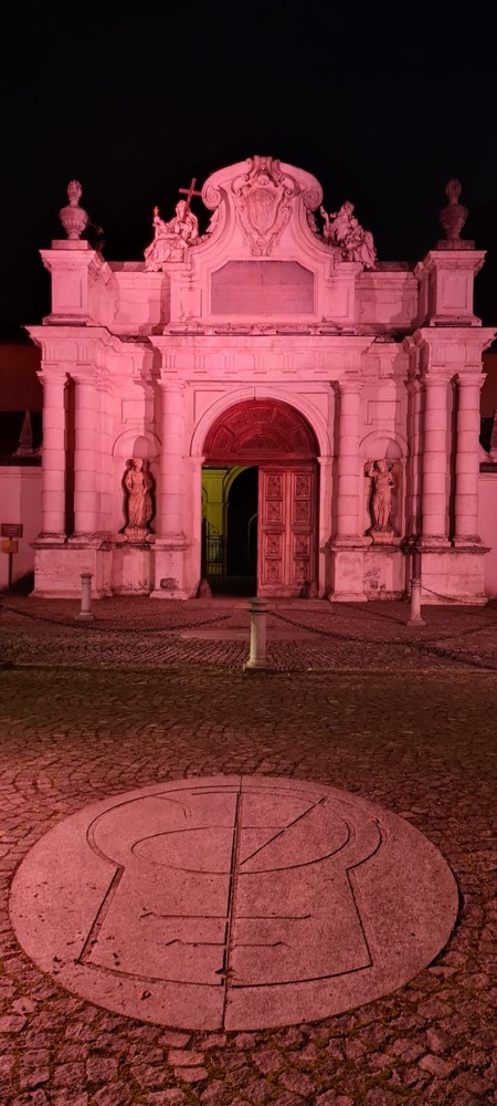 Collegno, il portale della Certosa si colora di rosa per la prevenzione dei tumori al seno