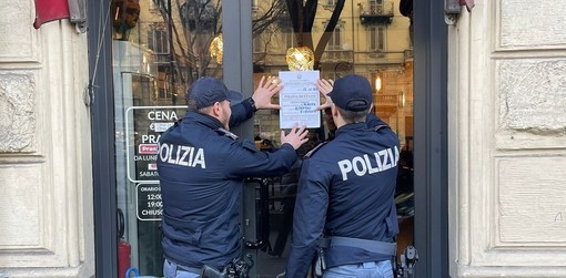 Sporcizia, cibo scaduto, addirittura un topo morto: la polizia chiude un ristorante giapponese di Borgo San Paolo