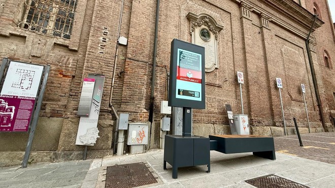 A Chieri installate 6 panchine 'Smart' nel centro storico