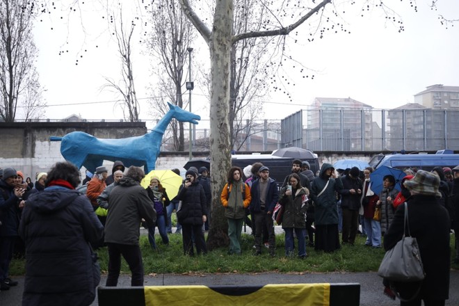 In corso Brunelleschi arriva la statua del Marco Cavallo: &quot;No alla riapertura del Cpr&quot;