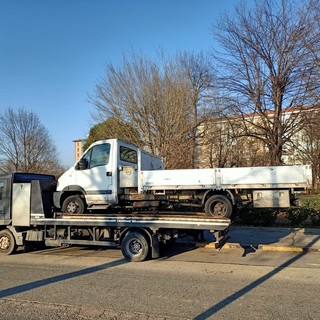 Il camion rimosso dopo un mese da Strada del Drosso