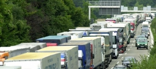 Raccordo autostradale A4/A5 Ivrea Santhià: divieto di circolazione ai mezzi pesanti