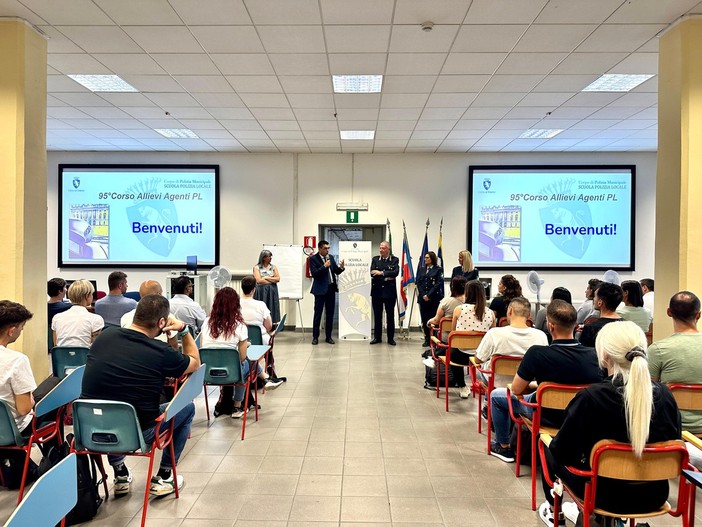 Alcuni agenti di Polizia Locale e l'assessore Busalino