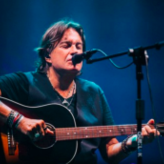 Cristiano De André canta le canzoni del padre Faber in un concerto di musica e poesia