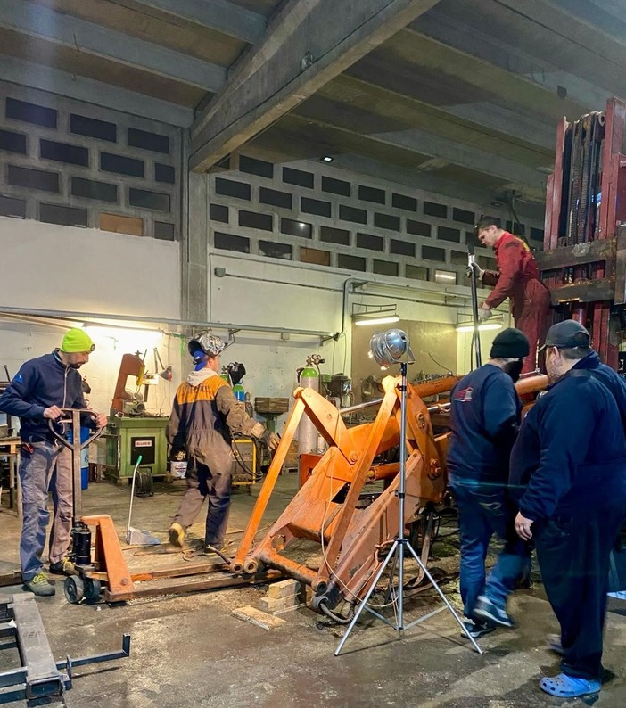 Gli Amici del Pellice mentre lavorano al carro di Carnevale