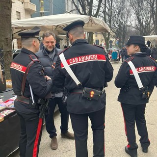 Controlli dei carabinieri al mercato