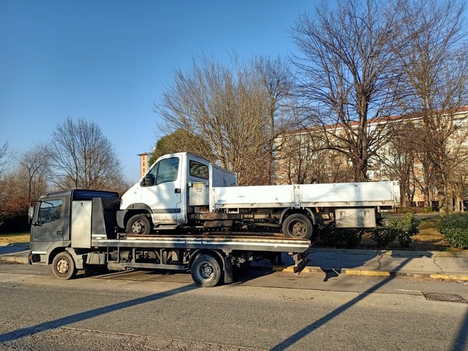 Il camion rimosso dopo un mese da Strada del Drosso