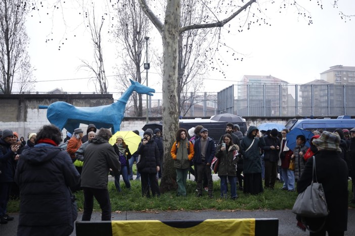 In corso Brunelleschi arriva la statua del Marco Cavallo: &quot;No alla riapertura del Cpr&quot;