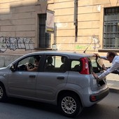 Auto si blocca in strada, Cirio si improvvisa “soccorritore” e aiuta a spingerla di lato