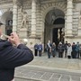 Un momento della commemorazione davanti a Palazzo Civico