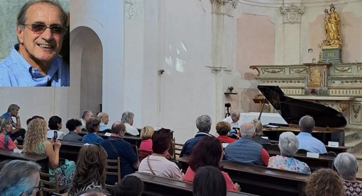 Remo Costantini nel riquadro e al pianoforte