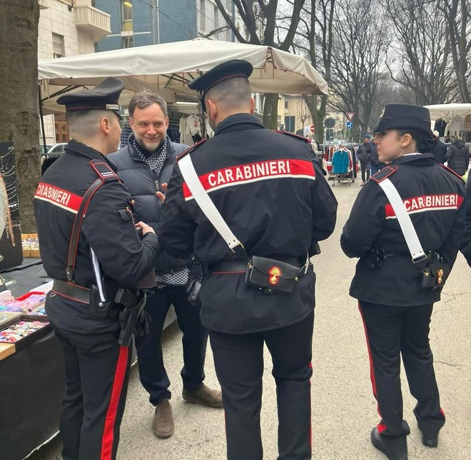 Controlli dei carabinieri al mercato