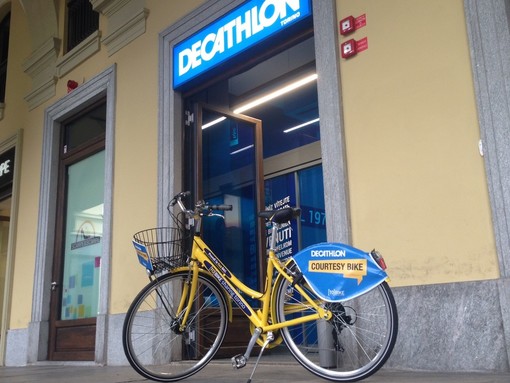 Punto vendita Decathlon con bici davanti