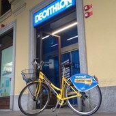 Punto vendita Decathlon con bici davanti