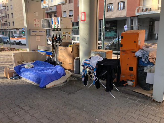 L’ex distributore abbandonato in piazza Montanari diventa casa per i senzatetto