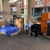 L’ex distributore abbandonato in piazza Montanari diventa casa per i senzatetto