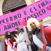 Con fieno e sabbia davanti a CdP, gli Extinction celebrano l’amore tossico tra Governo e clima