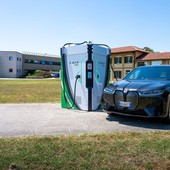 Auto elettrica in ricarica