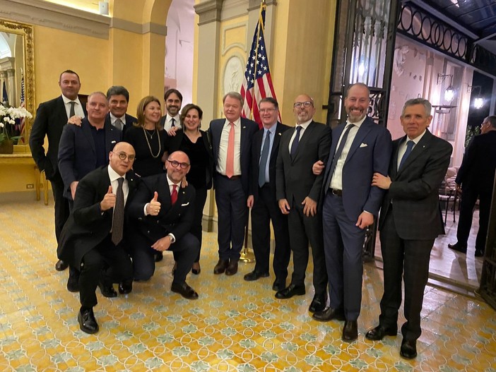 foto di gruppo con persone eleganti