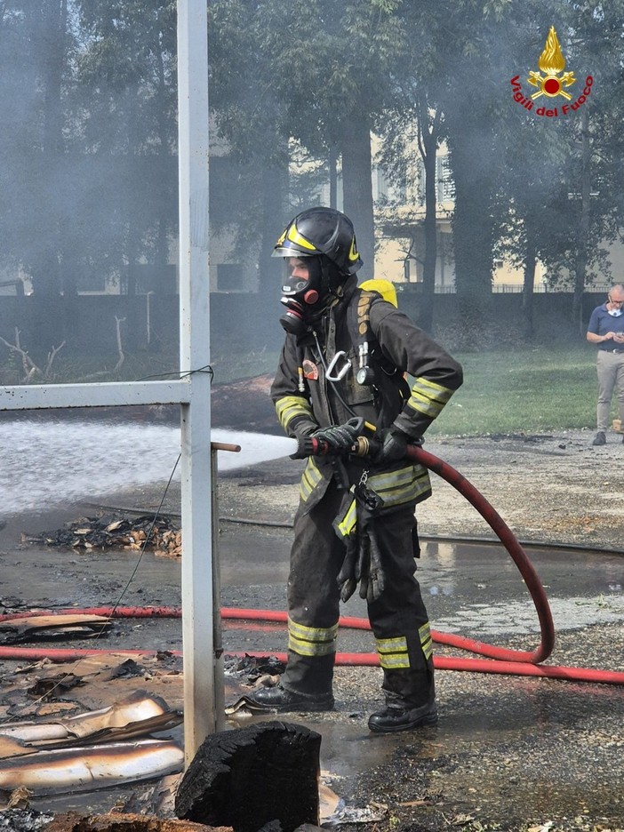 Avigliana, incendio nel cortile di una ditta della zona industriale