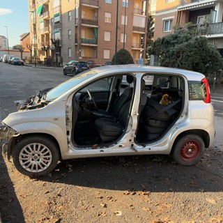 La Fiat Panda smontata in via Pramollo, a Mirafiori Sud