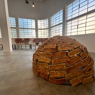 Dall’Igloo del pane a quello in pietra: la mostra per il centenario di Mario Merz si arricchisce di nuove opere