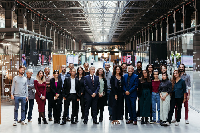 Foto di gruppo di persone tutte insieme