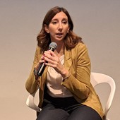 Giulia Tancredi mentre parla seduta