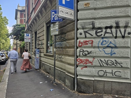 Corso Principe Eugenio ricoperto di graffiti e scritte di ogni genere