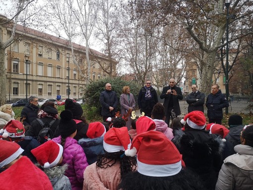 Un defibrillatore, una telecamera e un giardino salvato dall’arte dei bambini: così rinascono i Giardini Allievo [FOTO]