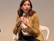 Giulia Tancredi mentre parla seduta