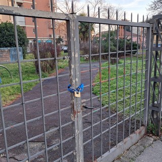 Il giardino chiuso da un anno e mezzo per colpa dei vandali: “Mancano i fondi, non possiamo riaprirlo”