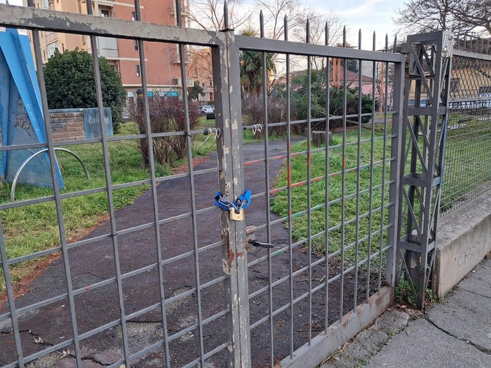 Il giardino chiuso da un anno e mezzo per colpa dei vandali: “Mancano i fondi, non possiamo riaprirlo”