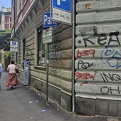 Corso Principe Eugenio ricoperto di graffiti e scritte di ogni genere