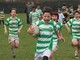 piccoli giocatori di rugby in maglia bianco e verde