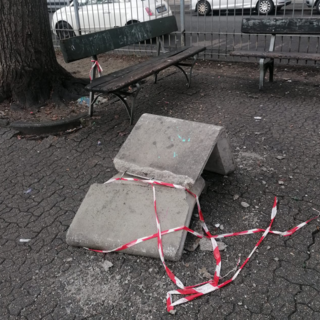 Devastazione ai Giardini Alimonda, rimossi tavoli e panche di cemento rotte [FOTO]