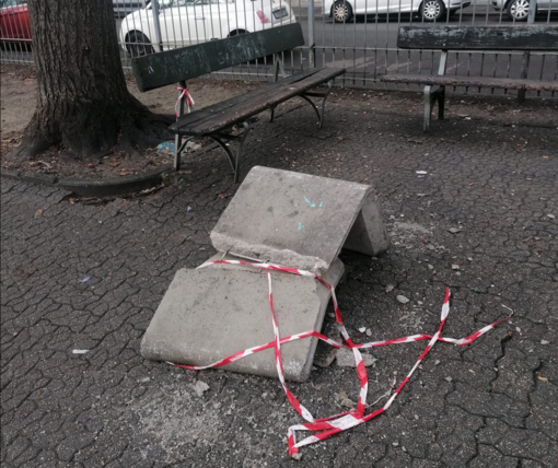 Devastazione ai Giardini Alimonda, rimossi tavoli e panche di cemento rotte [FOTO]