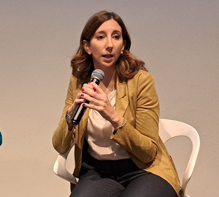 Giulia Tancredi mentre parla seduta