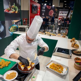 persone in uno stand di un evento fieristico