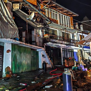 Incendio nella notte a Pont Canavese: lungo intervento dei pompieri