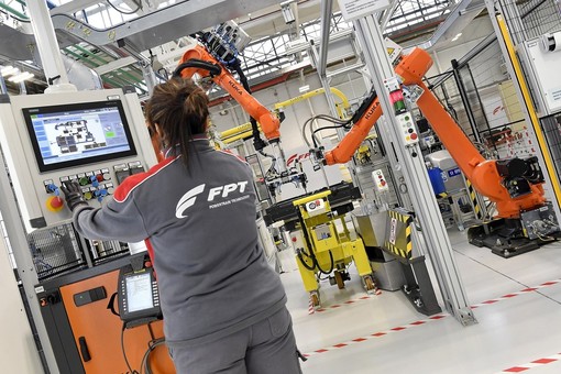 Operai al lavoro nello stabilimento FPT di Torino