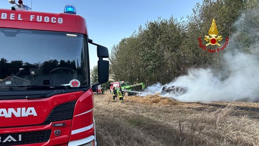 Rosta, vanno a fuoco le rotoballe di un campo: intervengono i vigili del fuoco