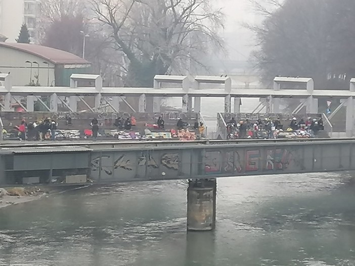 Venditori abusivi più forti del Carnevale, occupati tutti i marciapiedi del borgo