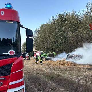 Rosta, vanno a fuoco le rotoballe di un campo: intervengono i vigili del fuoco