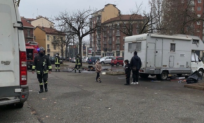 Incendiano masserizie in piazza, il quartiere: “Stop alle occupazioni dei camper”