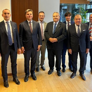 Inaugurazione ufficio a Bruxelles con foto di gruppo