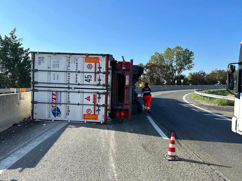 Caos in tangenziale: a Borgaro si ribalta un mezzo pesante, ma non ci sono  feriti. Traffico in tilt - Torino Oggi